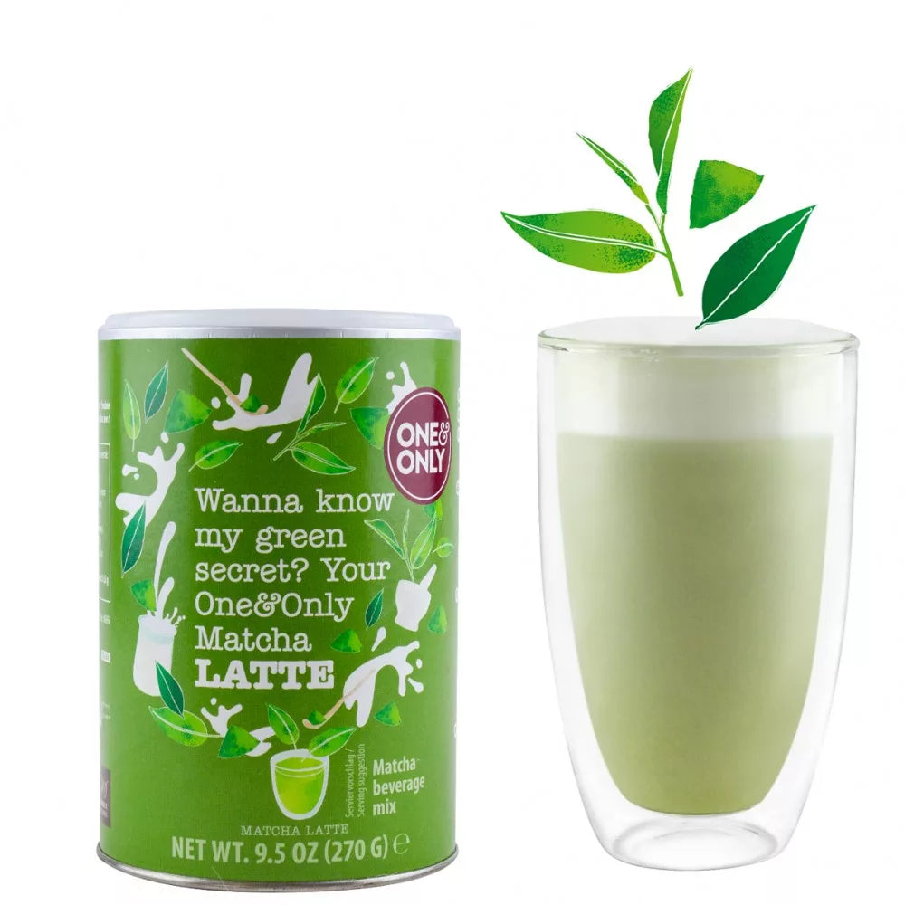 Matcha Latte in bicchiere accanto al barattolo da 270 g, bevanda cremosa al tè matcha