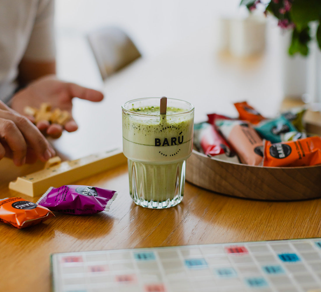 Matcha Latte in bicchiere, bevanda cremosa al tè matcha servita in tavola