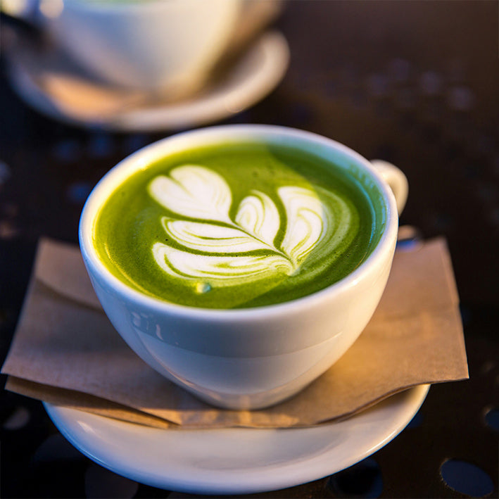 Matcha Latte in tazza con latte art, bevanda cremosa al tè matcha